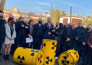 Eski kurşun fabrikasından duman çıkıyor, kanser yayılıyor