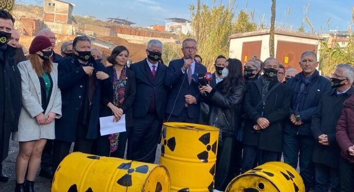 Eski kurşun fabrikasından duman çıkıyor, kanser yayılıyor