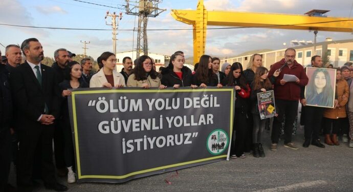 Trafik kazalarına dikkat çekmek için yolu kapattılar