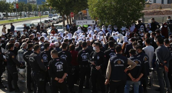 Emine Şenyaşar’dan kadınlara çağrı: Umudum sizin gelmenizde