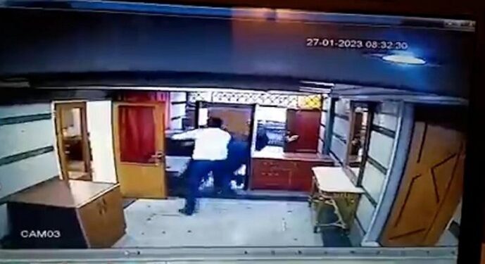 Tahran’da Azerbaycan Büyükelçiliği’ne silahlı saldırı