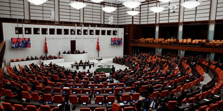 Memur ve emekli maaş zammını içeren kanun teklifi yasalaştı