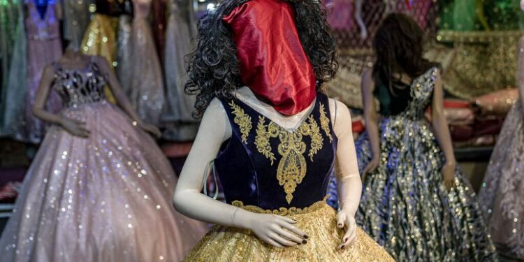 Taliban yönetimi plastik mankenleri de kapattı