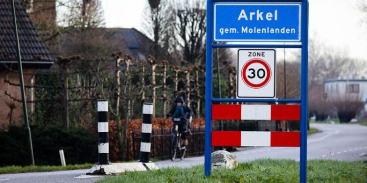 Hollanda IŞİD’liye oturma izni vermiş