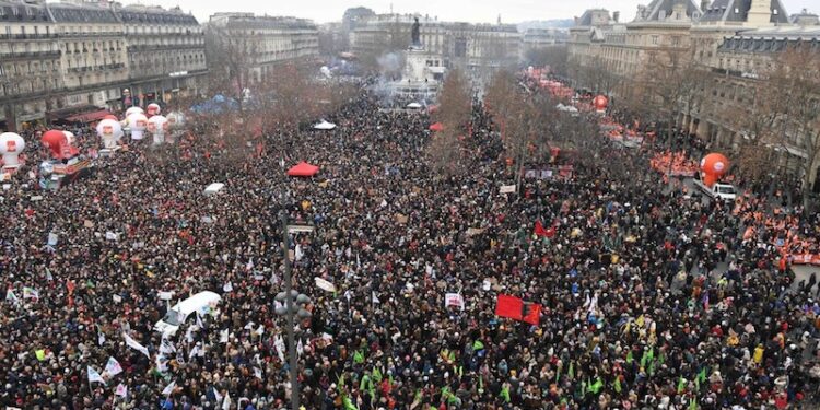 Fransa’da emeklilik yaşında artışa karşı tarihi grev