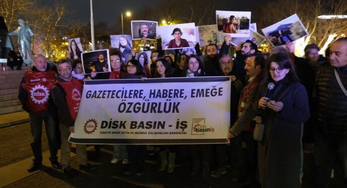 ‘Gazeteci gerektiğinde hapisten de haber geçiyor’