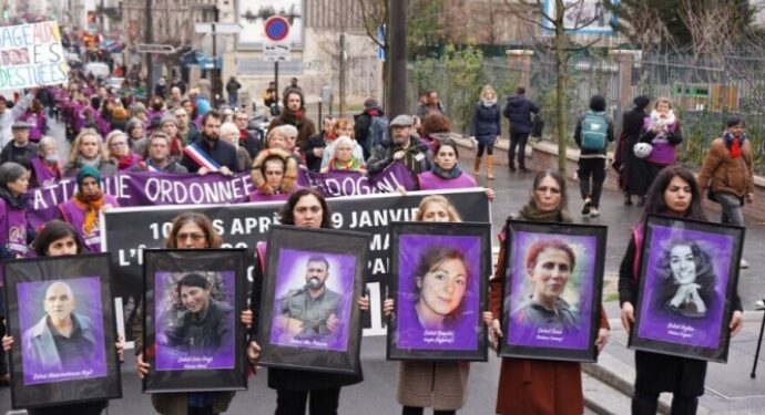 Paris’te katliamda yaşamını yitirenler anıldı