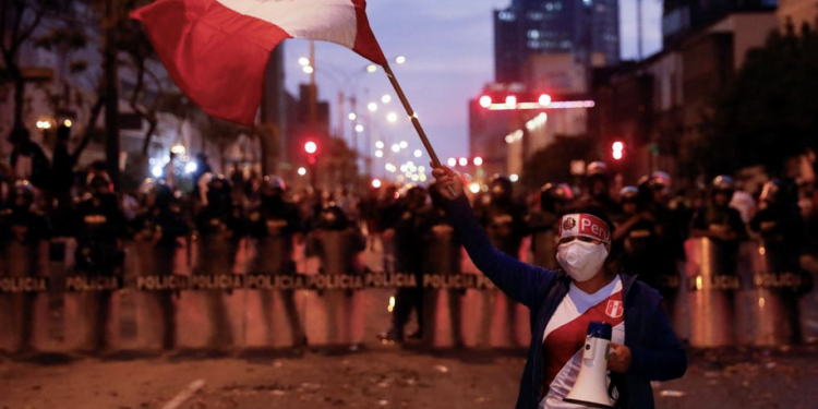 Peru’da eylemler sürüyor: Castillo taraftarları karakol yaktı