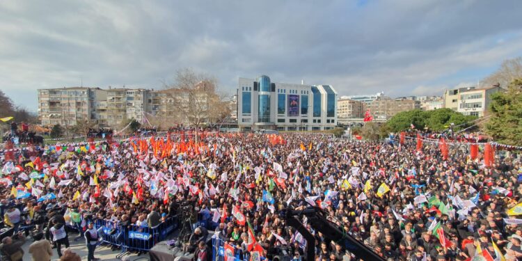 Emek ve Özgürlük İttifakı ilk mitingini yaptı: Kitle alana sığmadı