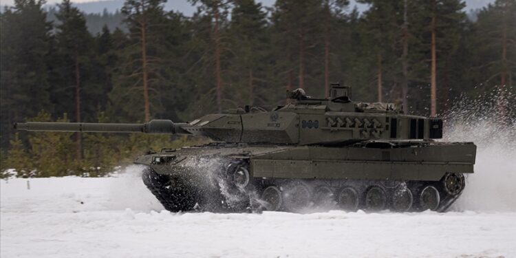 Polonya: Leopard tanklarını Ukrayna’ya göndermek için izin istedik