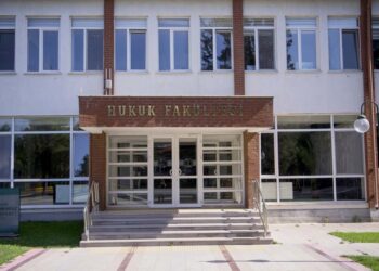 Sınavında HDP’nin kapatma davasını soran akademisyen görevden uzaklaştırıldı