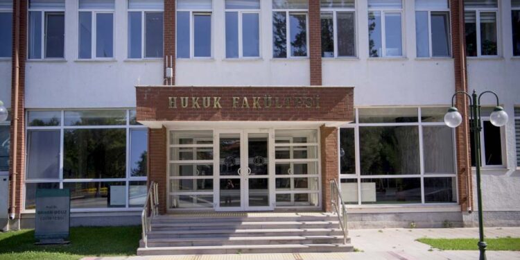 Sınavında HDP’nin kapatma davasını soran akademisyen görevden uzaklaştırıldı