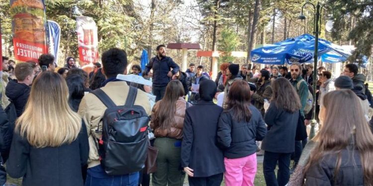 Uzaklaştırma alan Yücel’e öğrencilerinden destek