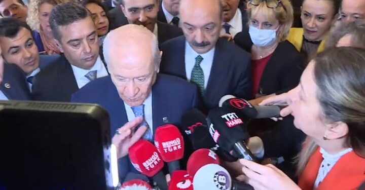 Bahçeli’ye soru soran gazeteci Yazcıoğlu’nu MHP’li vekiller itekledi
