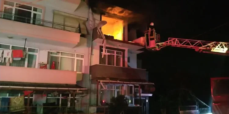 Gölcük’de bir evde patlama meydana geldi