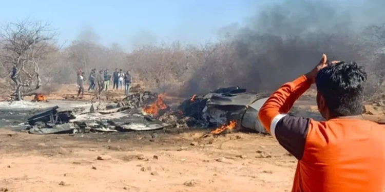 Hindistan’da iki savaş uçağı düştü