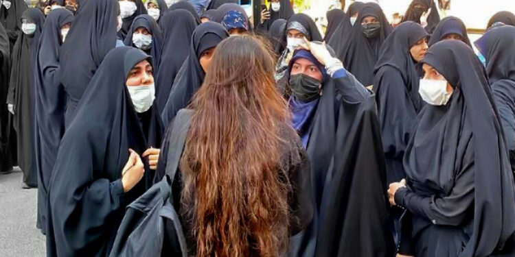 İran’da polise ‘başörtüsü’ talimatı