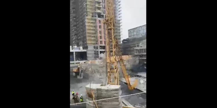 Fikirtepe’de vinç devrildi, yaralı işçiler var