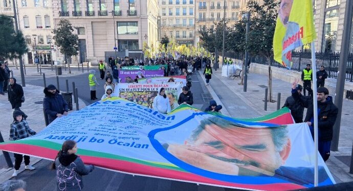 Marsilya’da tecride karşı yürüyüş