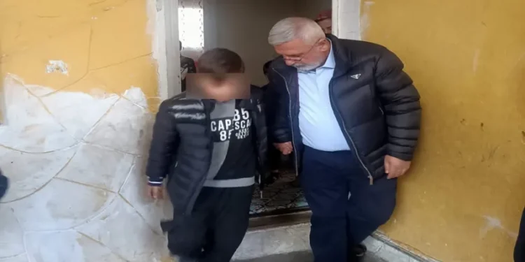 Metiner yoksul aileyi 36 bin liralık montla ziyaret etti