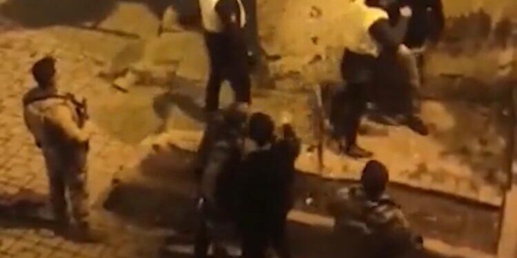 Amed’te sokak ortasında polis şiddeti