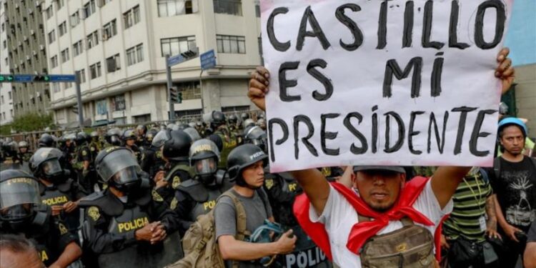 Peru’da polis üniversiteye tankla girdi