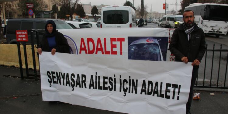 Şenyaşar Ailesi, yağmurun yağmasına aldırış etmeden nöbetini sürdürüyor