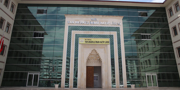 Wan’da 3 lisede kız ve erkek öğrencilerin sınıfları ayrıldı