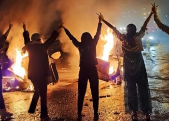 Uçak kazasında ölenlerin anmaları eyleme dönüştü