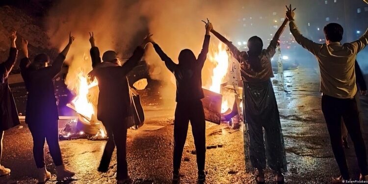 Uçak kazasında ölenlerin anmaları eyleme dönüştü