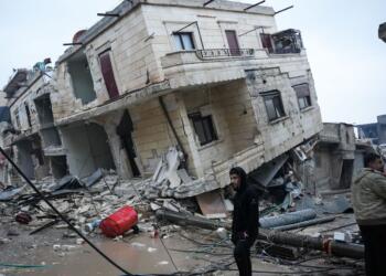 Suriye’de can kaybı 3 bin 383’e ulaştı, Özerk Yönetim’in yardımları bekletiliyor