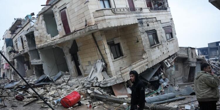 Suriye’de can kaybı 3 bin 383’e ulaştı, Özerk Yönetim’in yardımları bekletiliyor