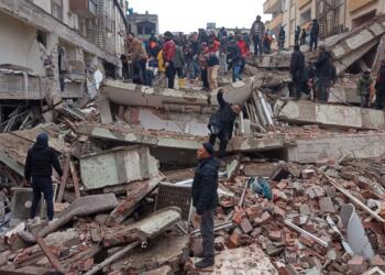 Günlerce destek gelmeyen deprem de, halkın dayanışma içinde yıkımlar arasından birçok yurttaşı kurtarırken, yardım TIR'larını sokmayan ve kurtarma ekiplerini bölgeye taşımayan iktidar lanetleniyor
