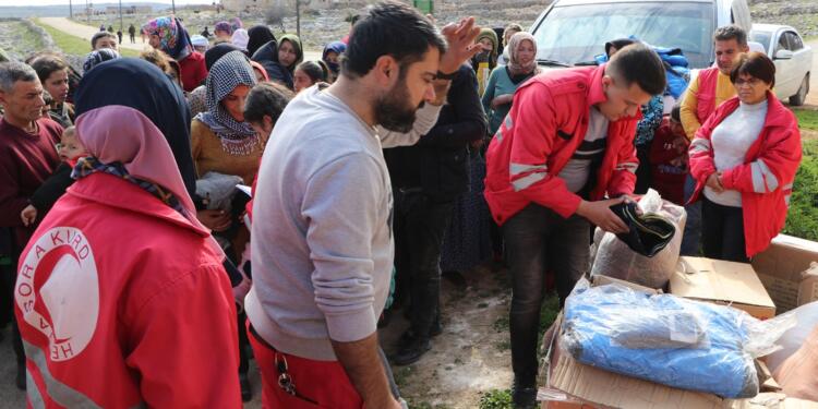Heyva Sor a Kurd Şêrawa halkına giysi yardımı yaptı