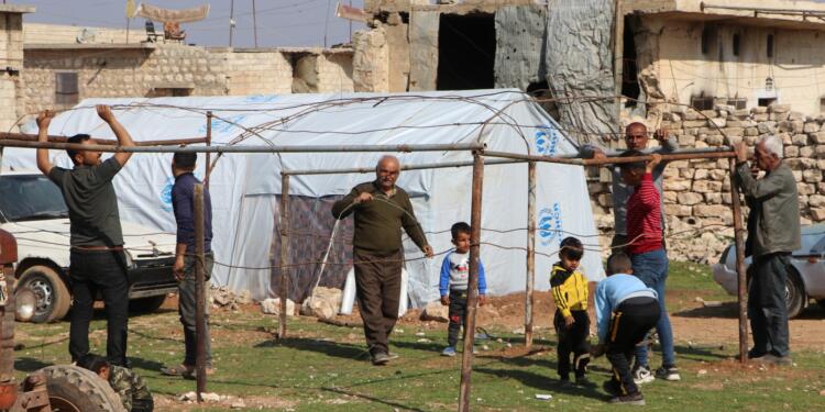 Efrîn ve Şehba Meclisi depremzedelere çadır dağıttı