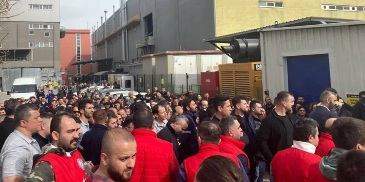 Mata işçileri ek zam talebiyle kendilerini fabrikaya kapattı