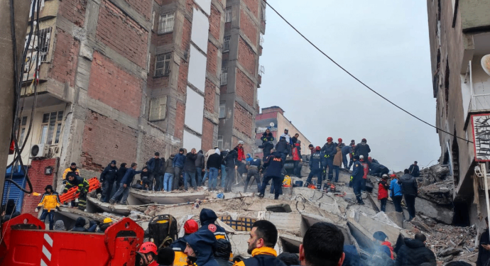 Işık Apartmanı’nda hassas arama kurtarma sonlandı, iş makinaları devrede