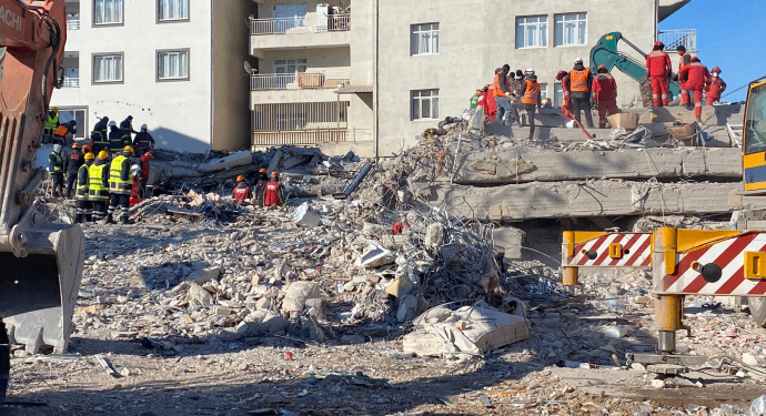 Savcıyı enkazdan çıkarıp gittiler