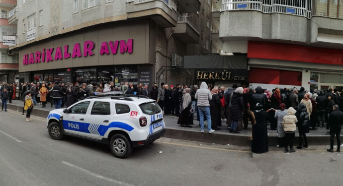 Ziraat Bankası önünde depremzede kuyruğu