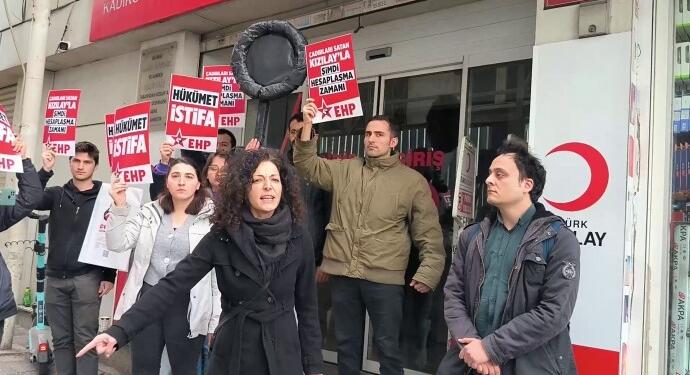Kızılay’ı siyah çelenkle protesto eden EHP’liler gözaltına alındı