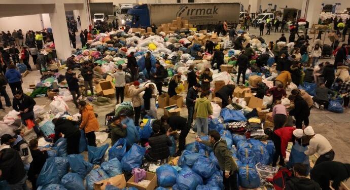 İzmir ve Wan’da dayanışma için toplanan malzemeler depremzedelere ulaştırılıyor