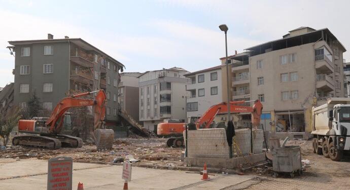 Ruhsatı tartışılan rezidansın enkazı kaldırıldı