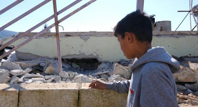 Babasını kaybettiği enkazın başından ayrılmıyor!