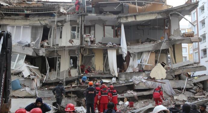 Sözel Apartmanı enkazında 4 gündür bekliyorlar