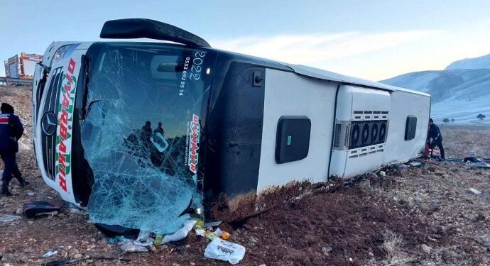 Yolcu otobüsü kaza yaptı: 8 ölü, 35 yaralı