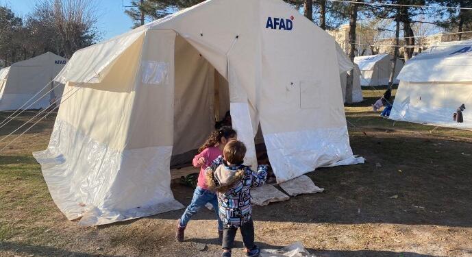Depremzedeler: AFAD çadırları ikiye bölerek veriyor