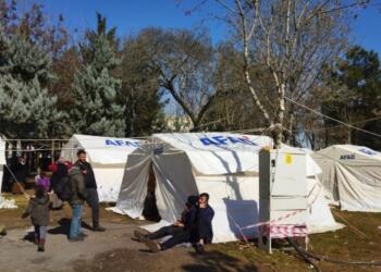 Amed’te çadır kentte yardım ekiplerinden çok polis var
