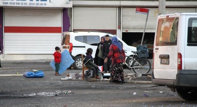 Polis depremzedelerin kurduğu çadırları kaldırdı