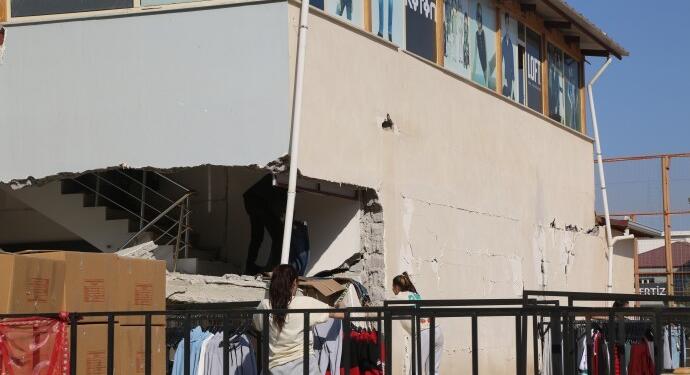 Hasarlı binada çalışmaya devam ediyorlar