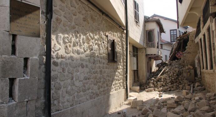 ‘Dar sokaklarda yıkılan evlerden kimsenin haberi yok’